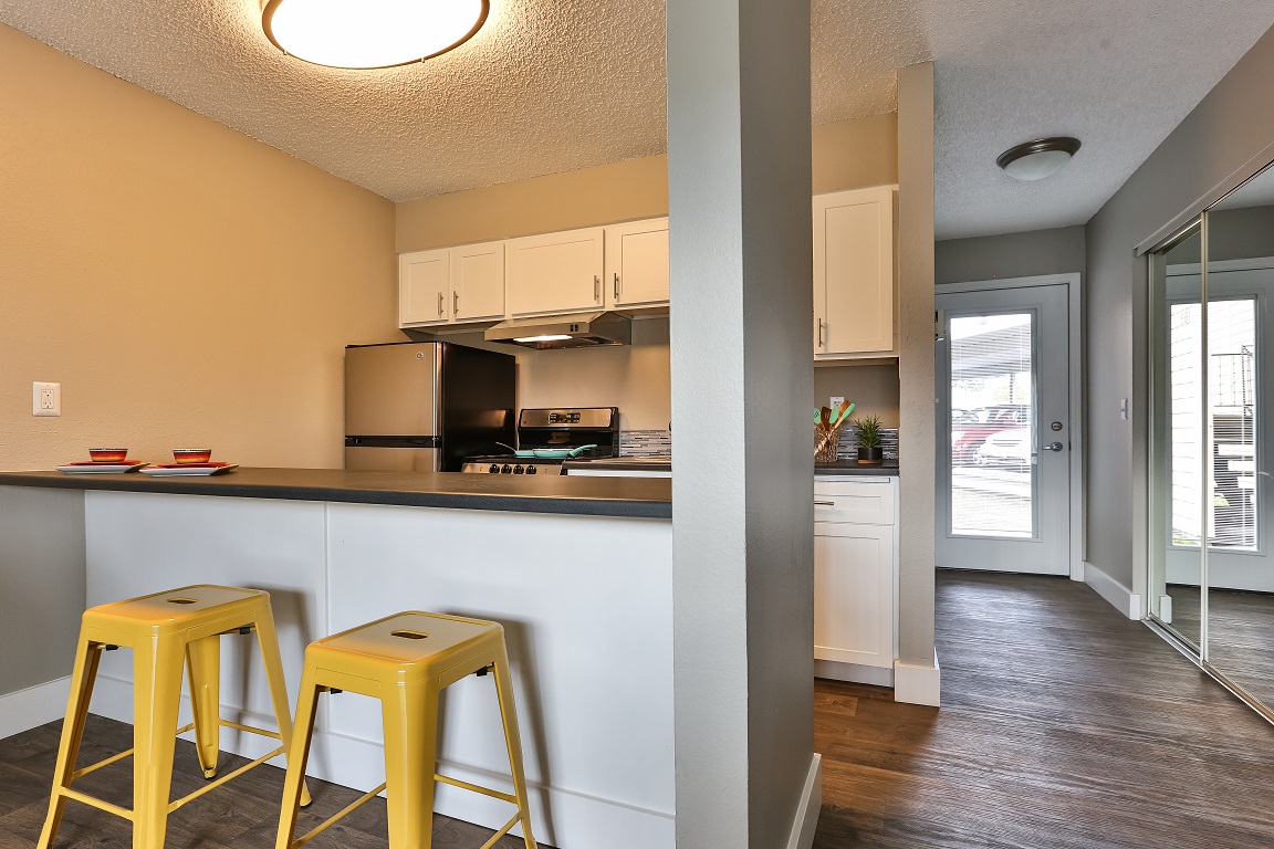 TheZimmer_Gresham_OR_DiningRoomAndKitchenView