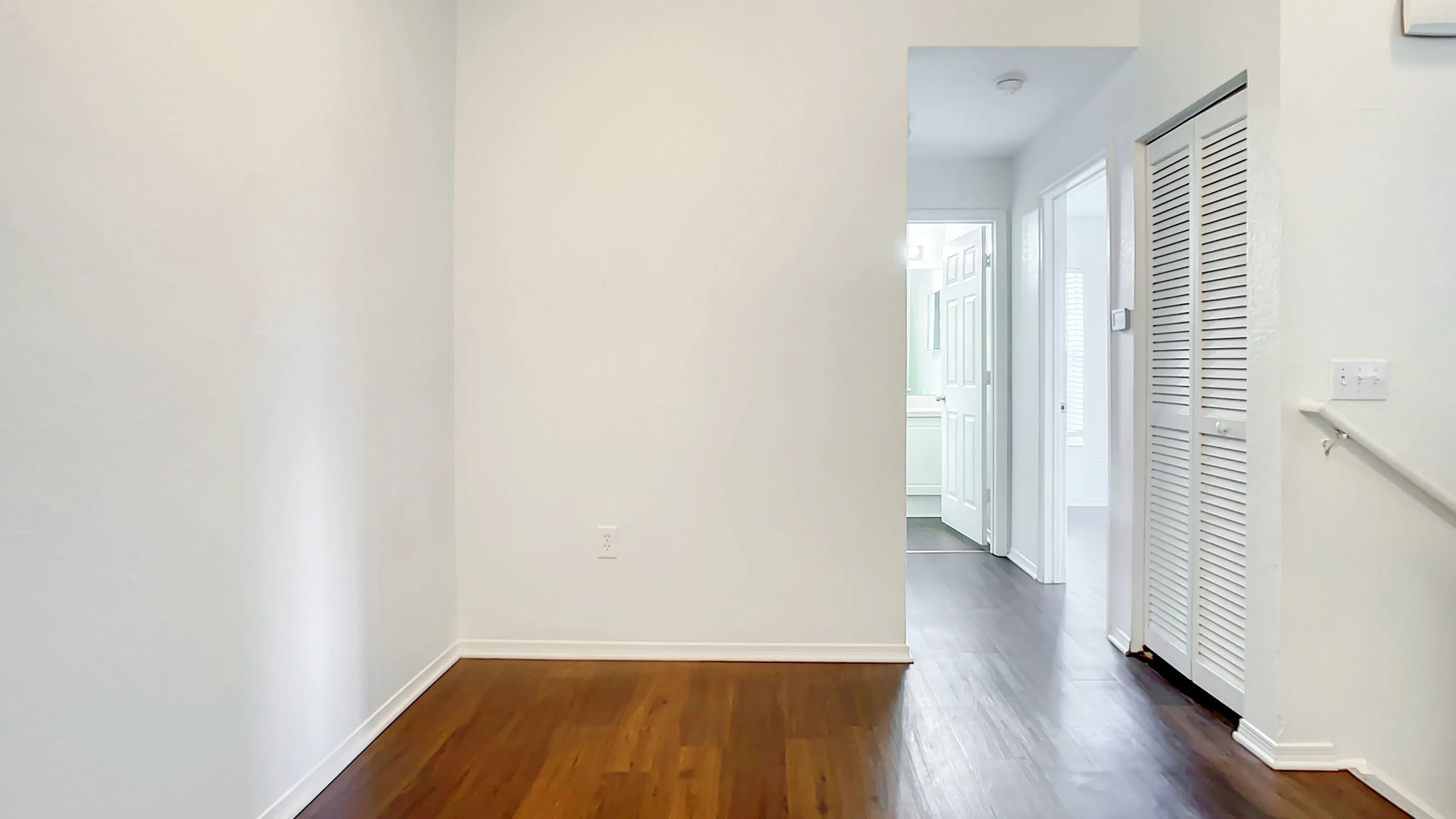 Step onto the beauty of rich wood-style floors in our Charleston Cay apartment homes - stylish, comfortable and easy to care for. 