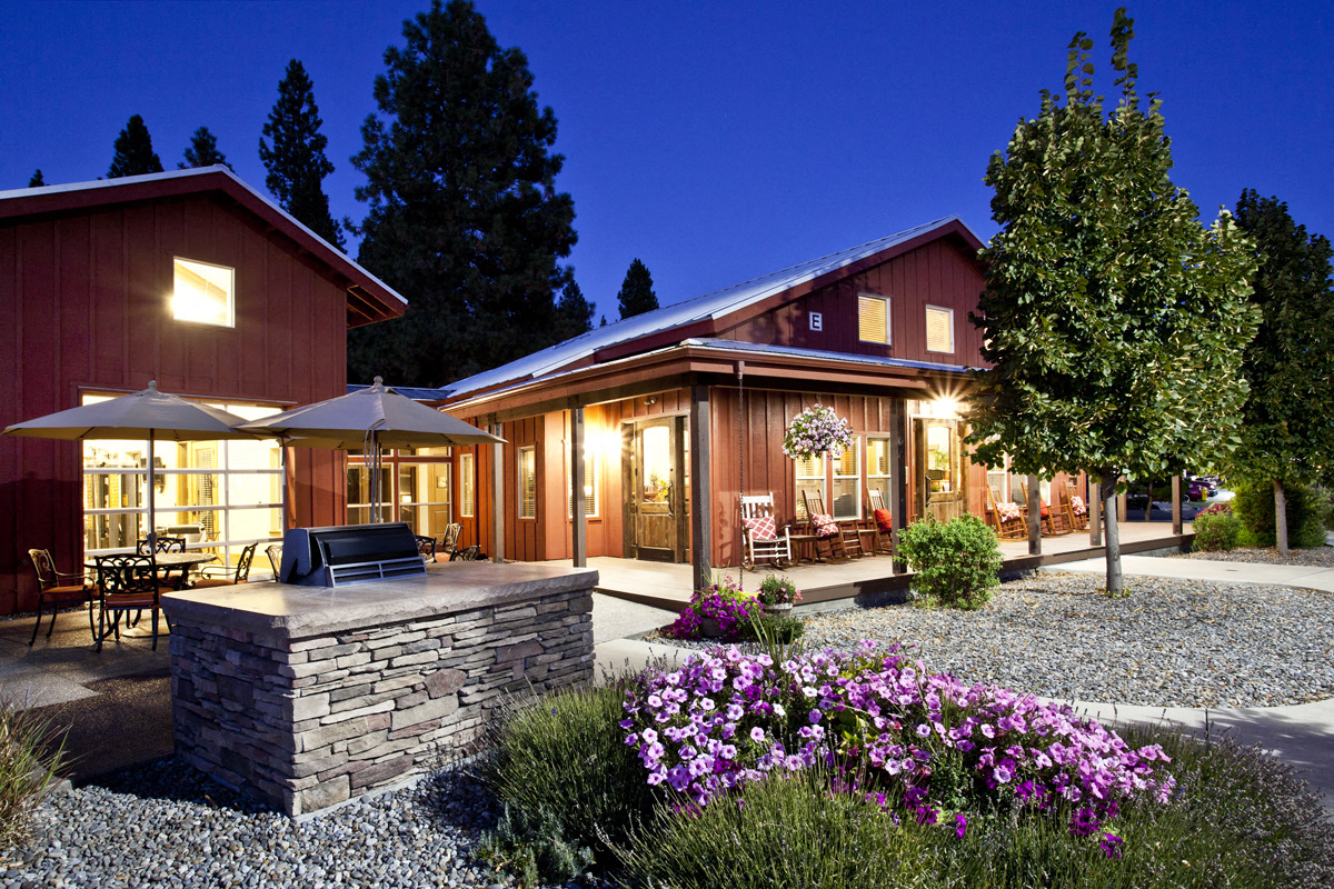 Poolside BBQ and Picnic Areas