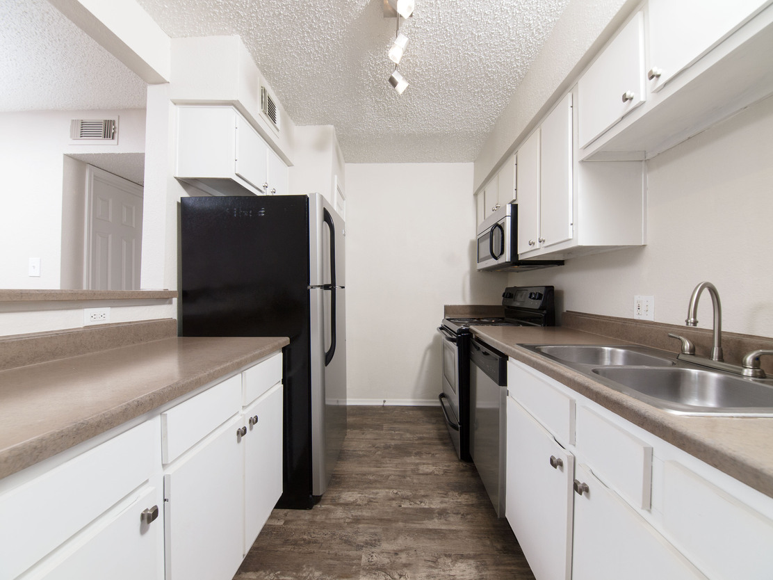 Breakers on the Lake Image 9