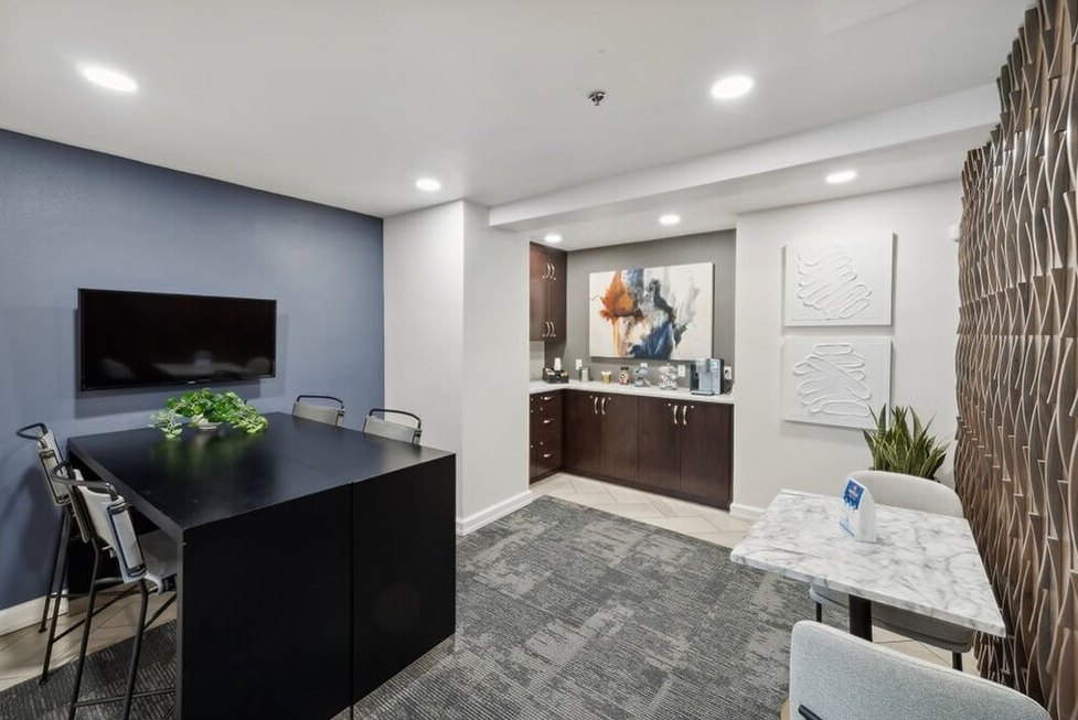 735 St. Clair Image 8