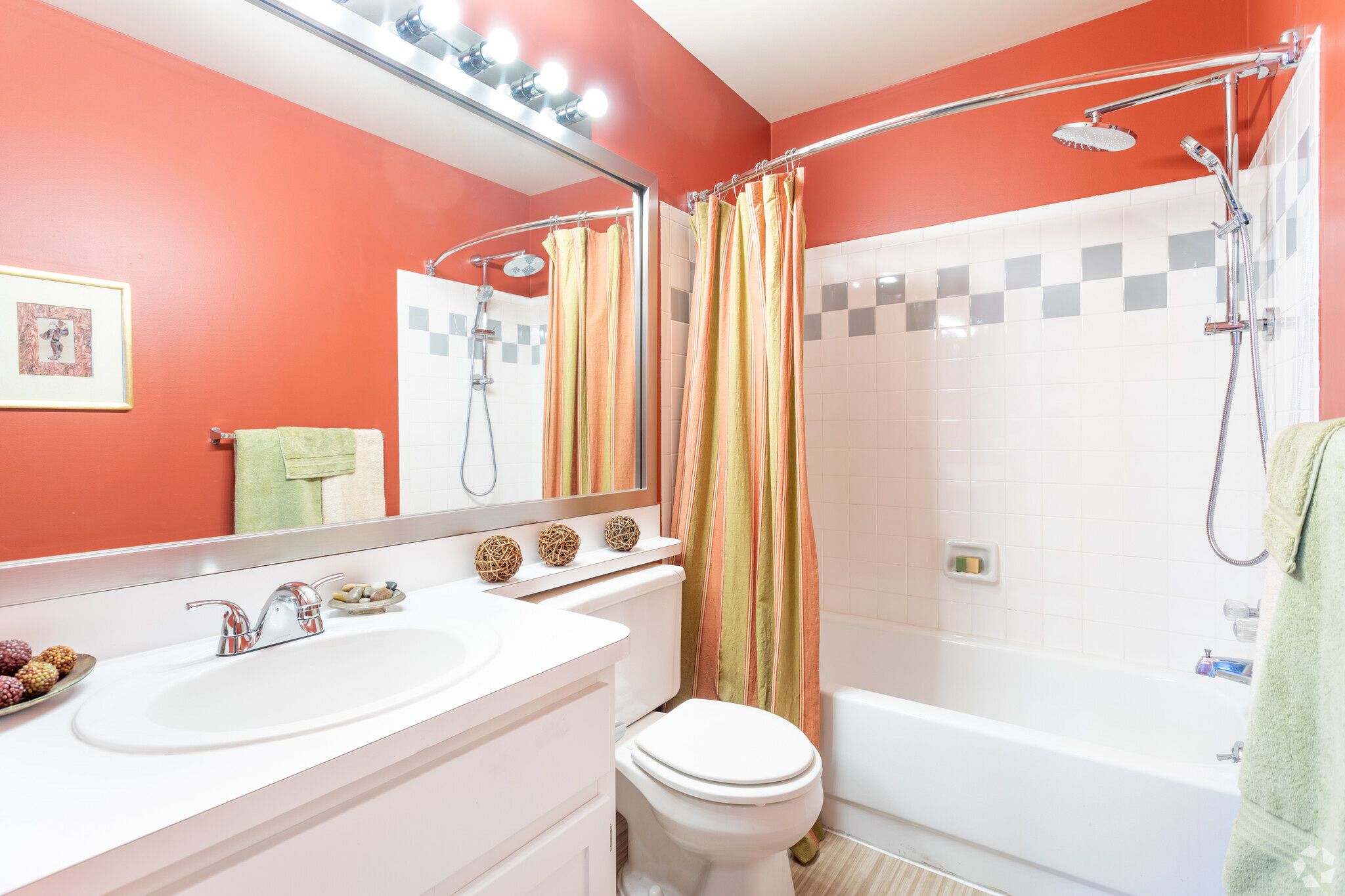 2 BR, 2 BA - 1050 SF