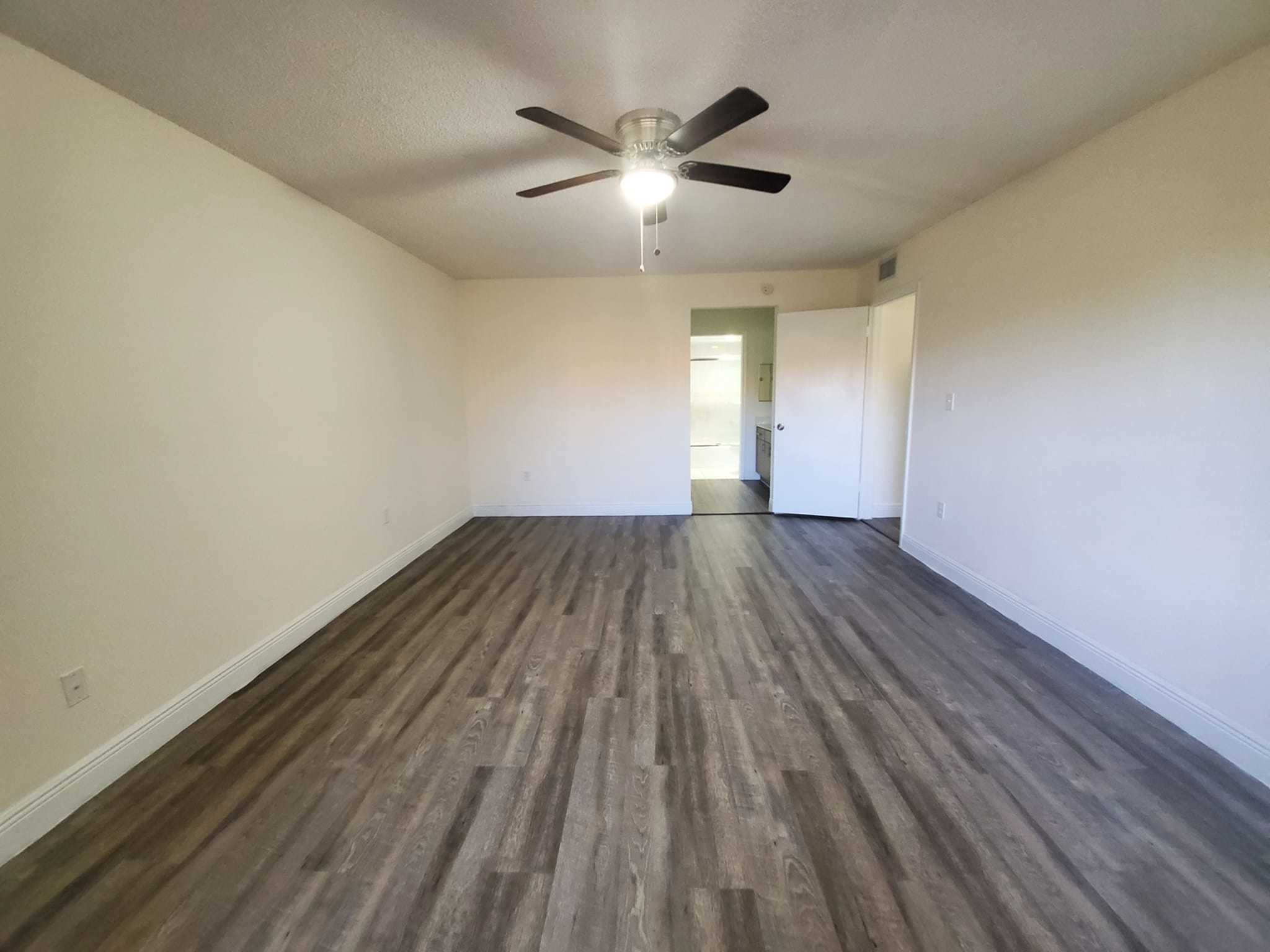 Country Club Towers  Image 13