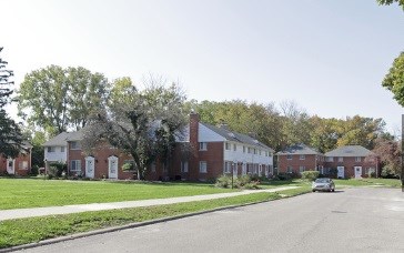 Colonial Court Apartments and Townhomes Image 3