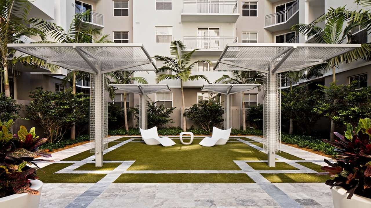 Outdoor courtyard with plenty lounge spaces.