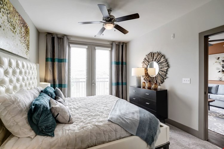 Icon at Dulles Station Image 20