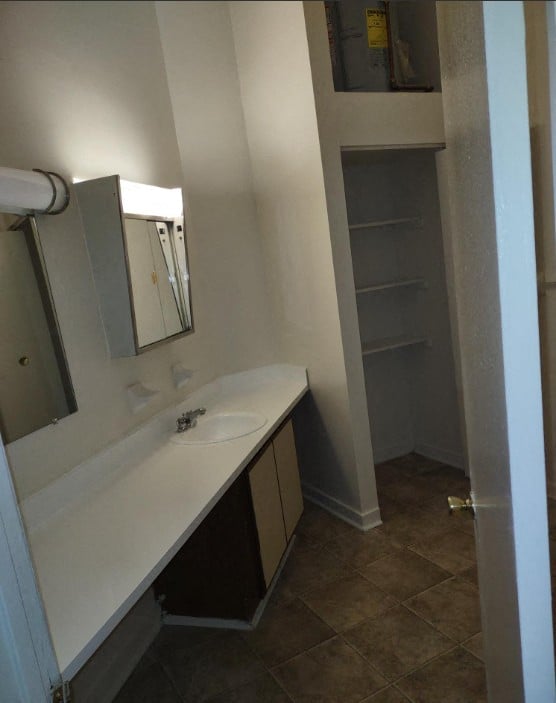 Marlboro Classic Apt & Redwood Square Image 35