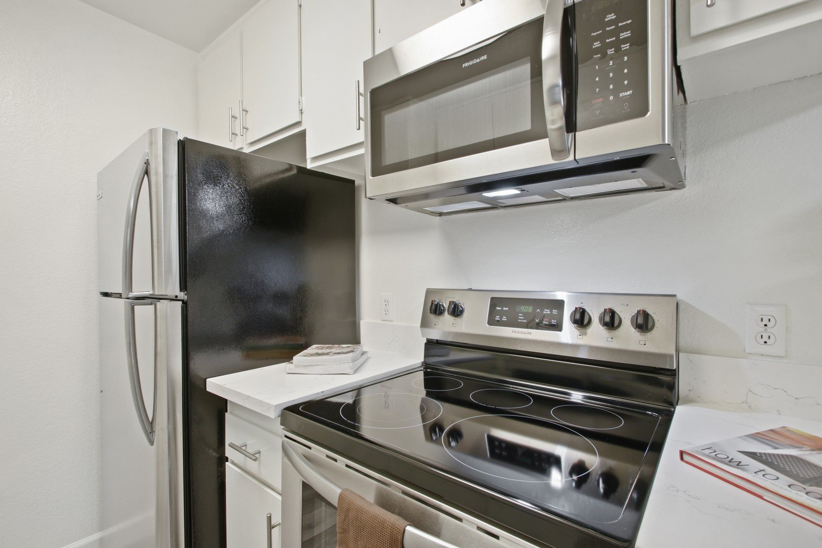 Zelzah Court Apartments Image 32