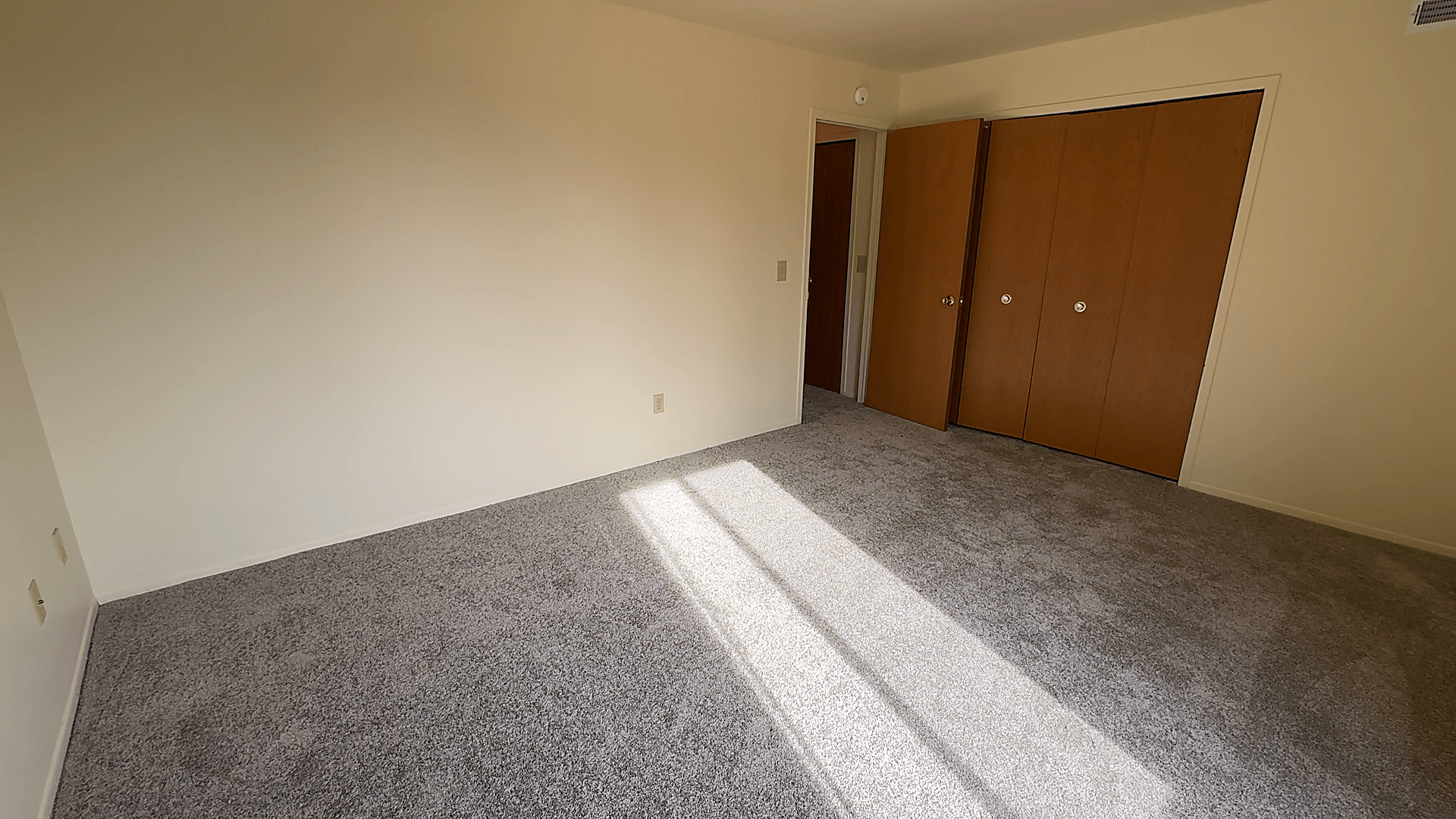 Lakeside Village Apartments Image 4