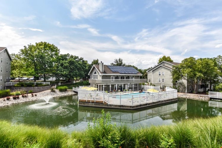 Bonhomme Village Image 1