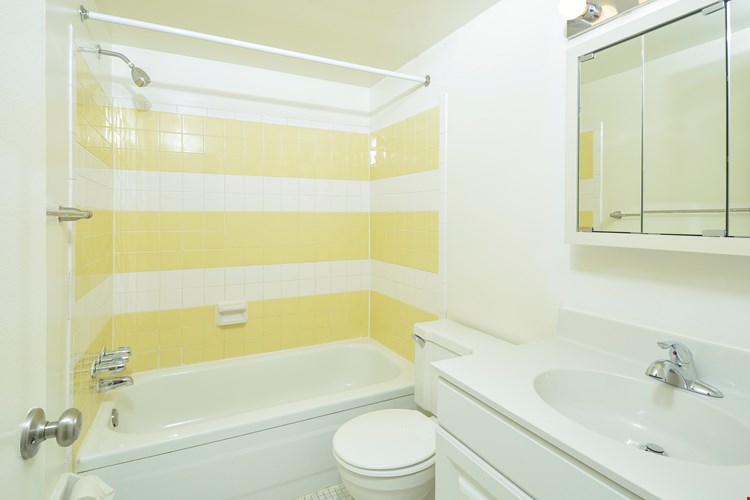 Fox Run 2 BR Hall Bathroom