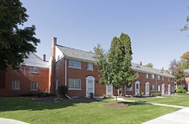 Colonial Court Apartments and Townhomes Image 1