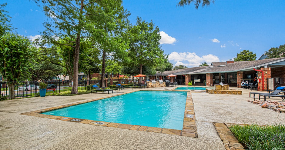 Oaks of Lewisville Image 2