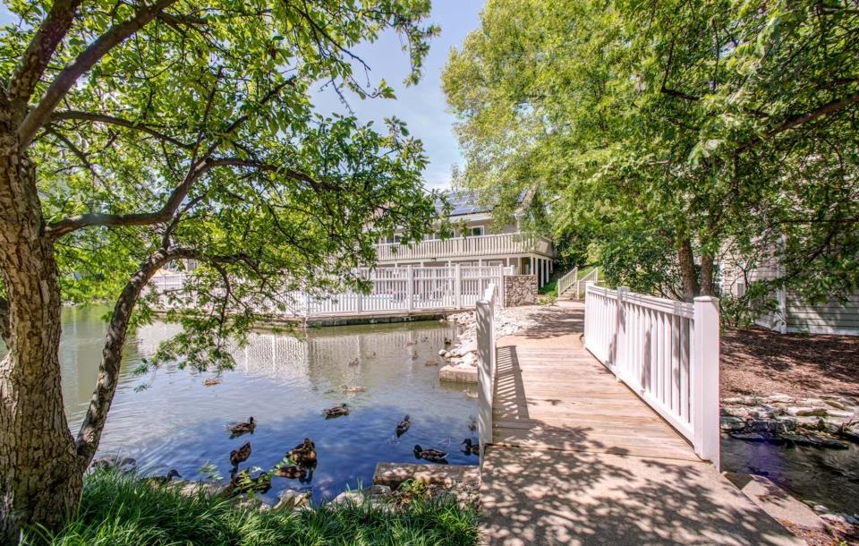 Bonhomme Village Image 3