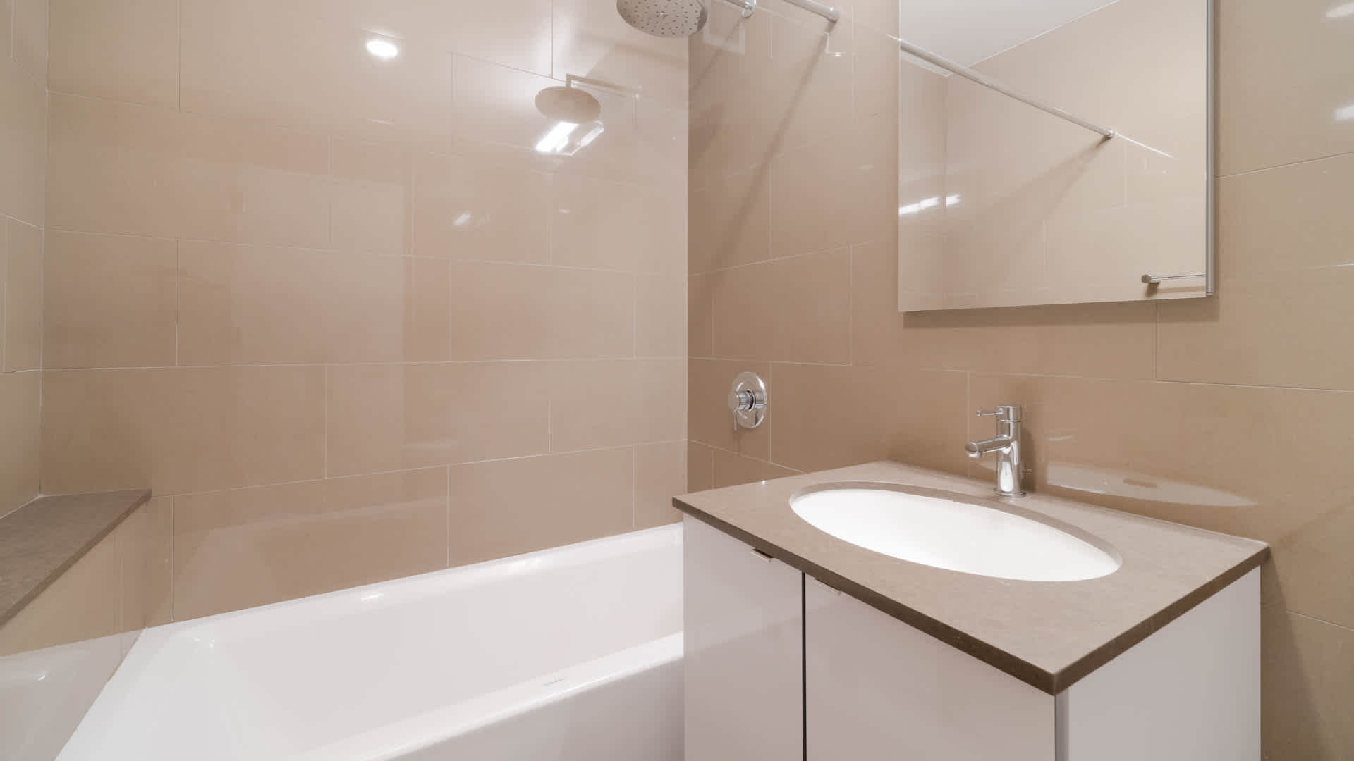 160 Riverside Boulevard Image 14