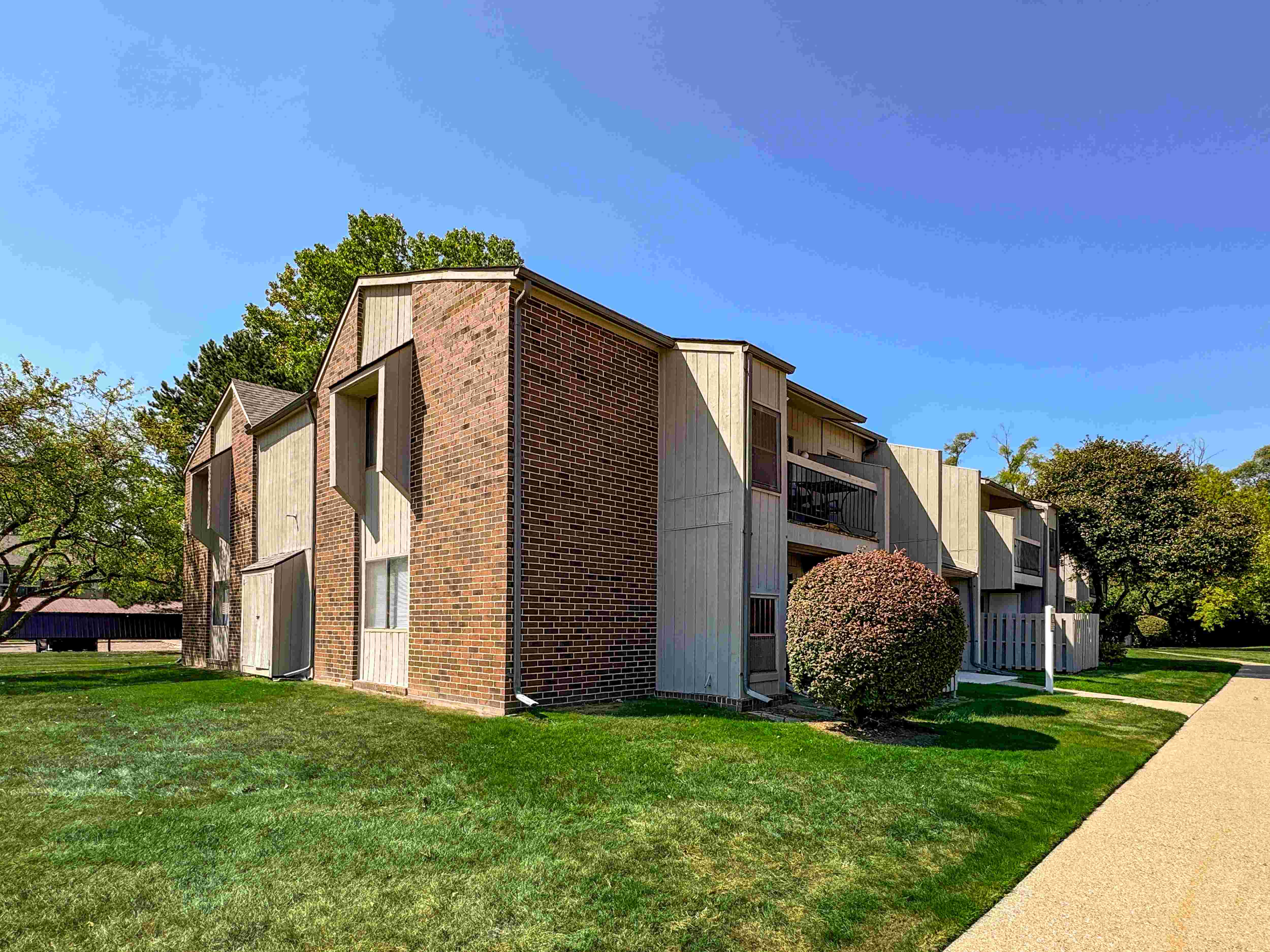 Exterior building at Three Oaks Apartments, Troy, MI