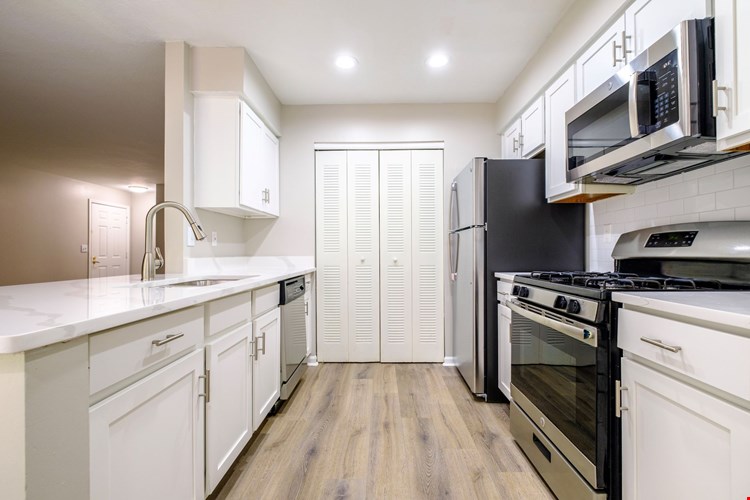 The Residence at Christopher Wren Apartments Image 6