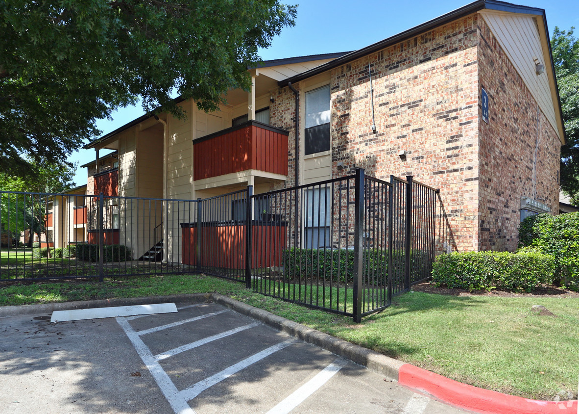 The Park at Wintergreen Apartments | DeSoto, TX | Exterior