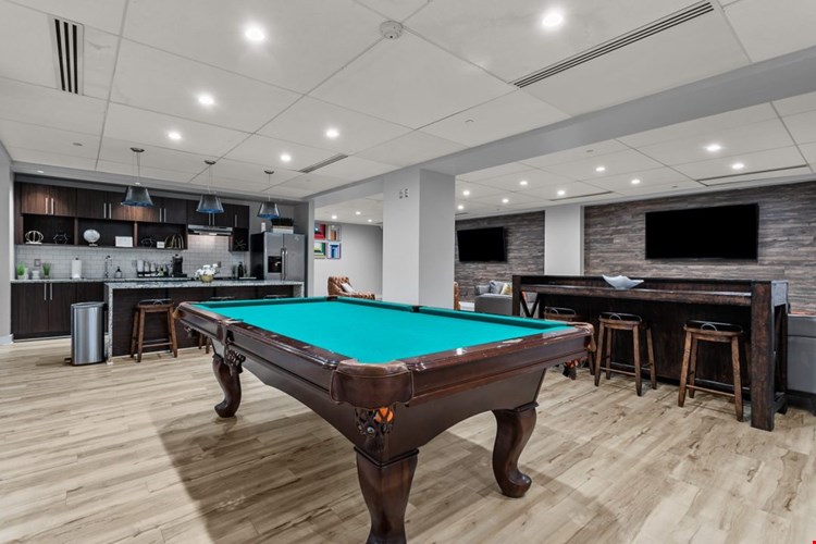 Pickwick Plaza Image 6