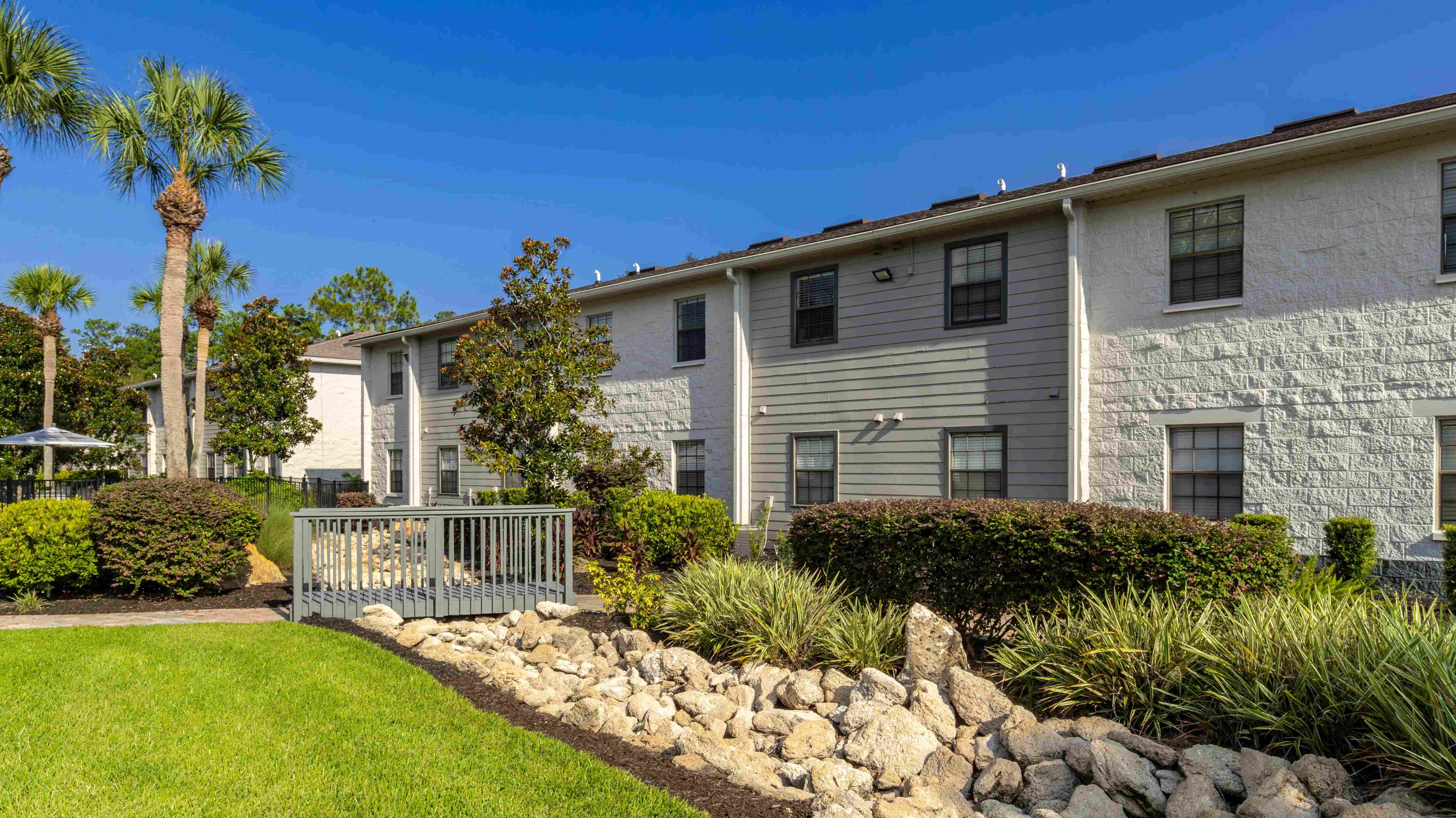 Experience a fresh new look with our freshly painted buildings, enhancing the aesthetic appeal of Ridgemar Commons. 