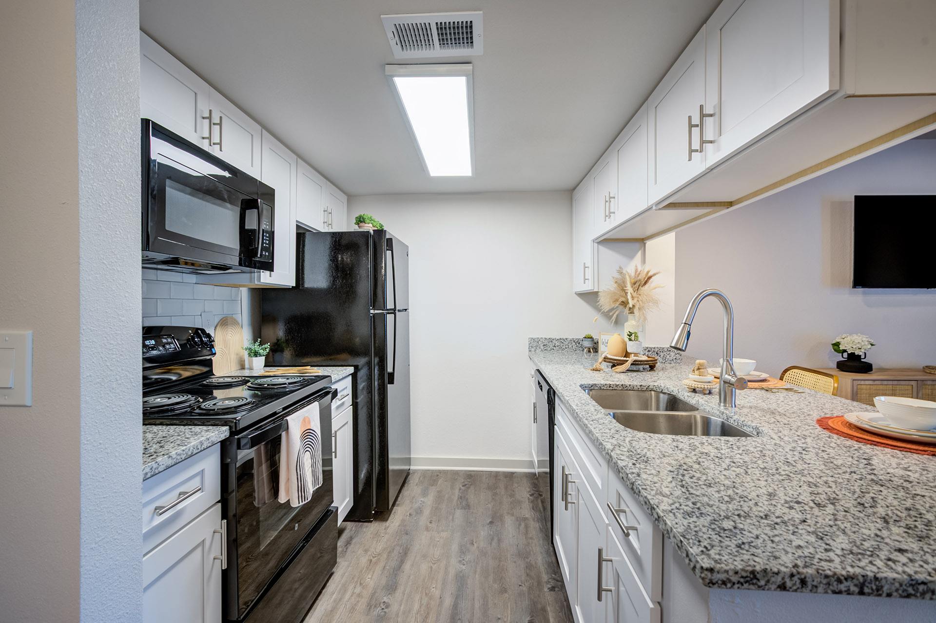 L'Estancia Apartment Homes Image 3