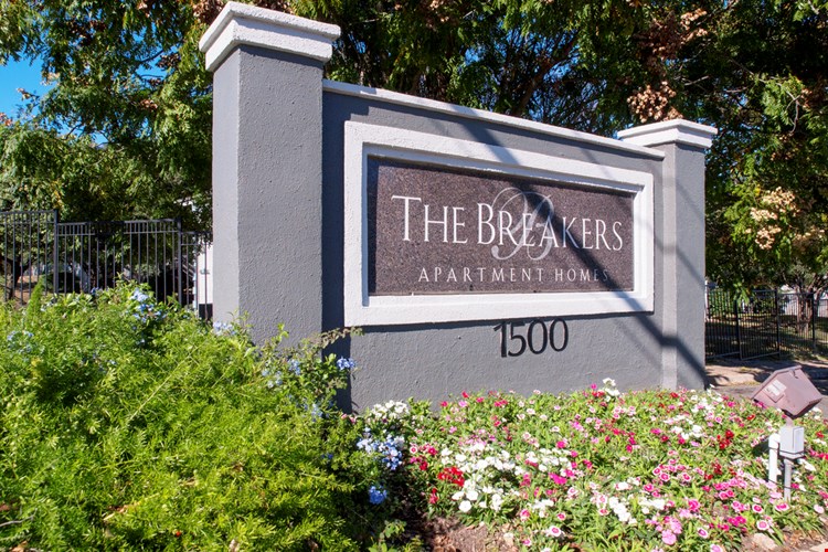 Breakers on the Lake Image 1