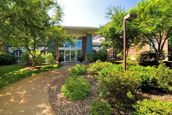 Lake Place Apartments and Townhomes - Eden Prairie