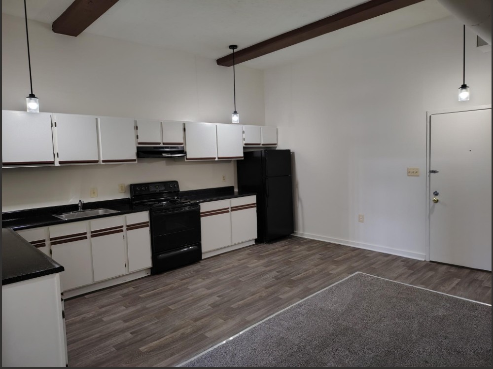 Marlboro Classic Apt & Redwood Square Image 39