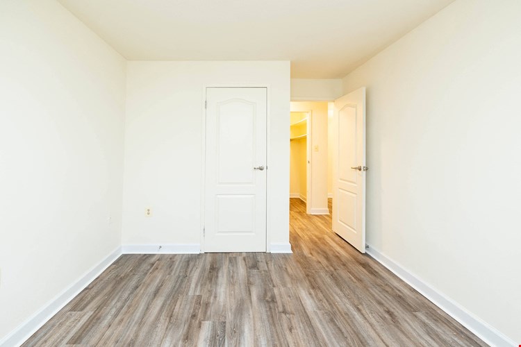 Seminary Roundtop Apartments Image 16