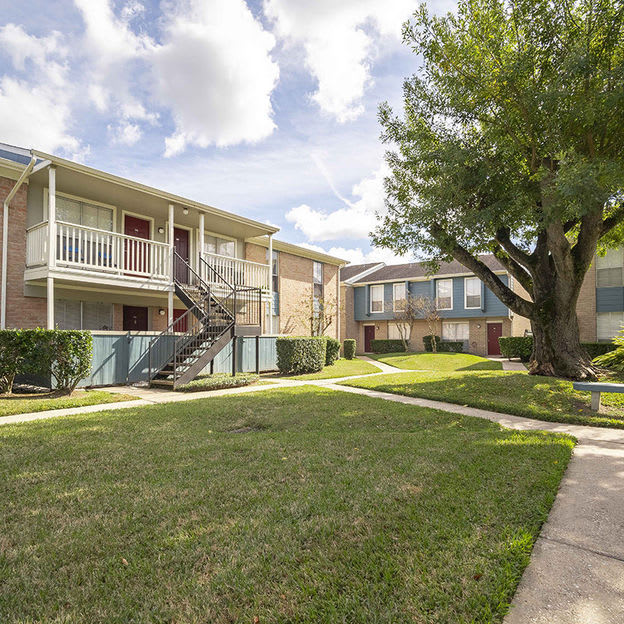 Huntington Oaks Apartment Homes Image 1