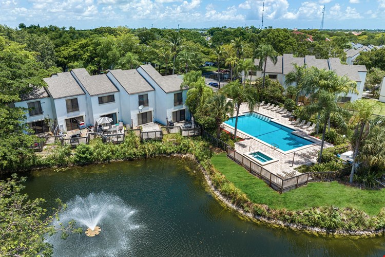 Emerald Palms Apartment Image 34