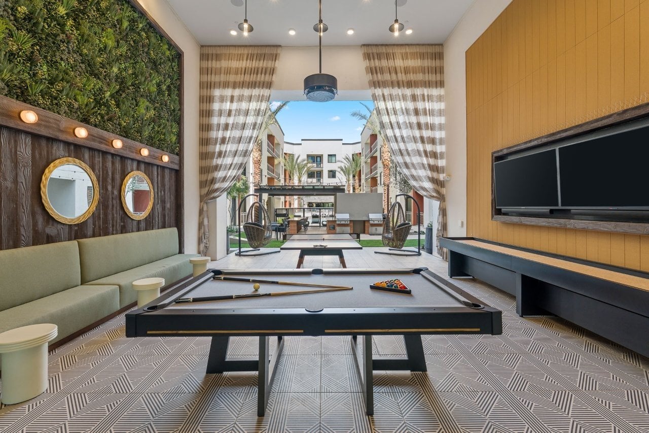 Aura Uptown Image 25