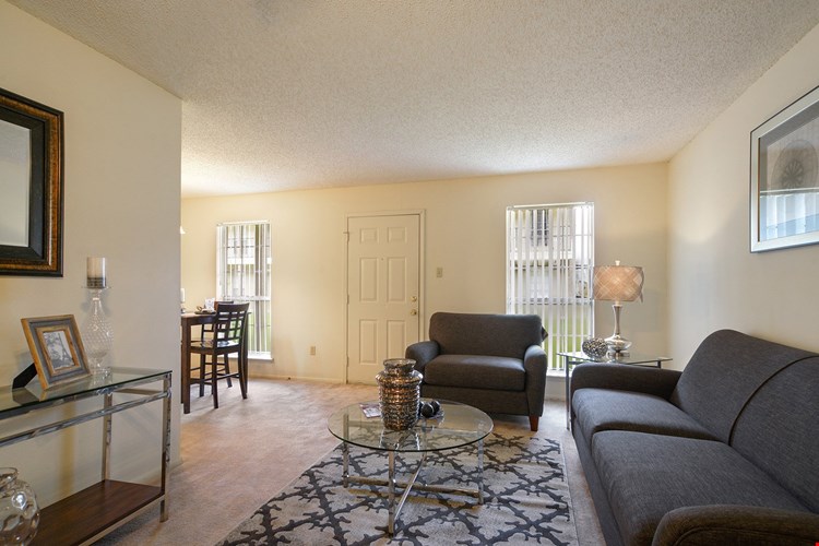 Ole London Towne Apartments Image 7