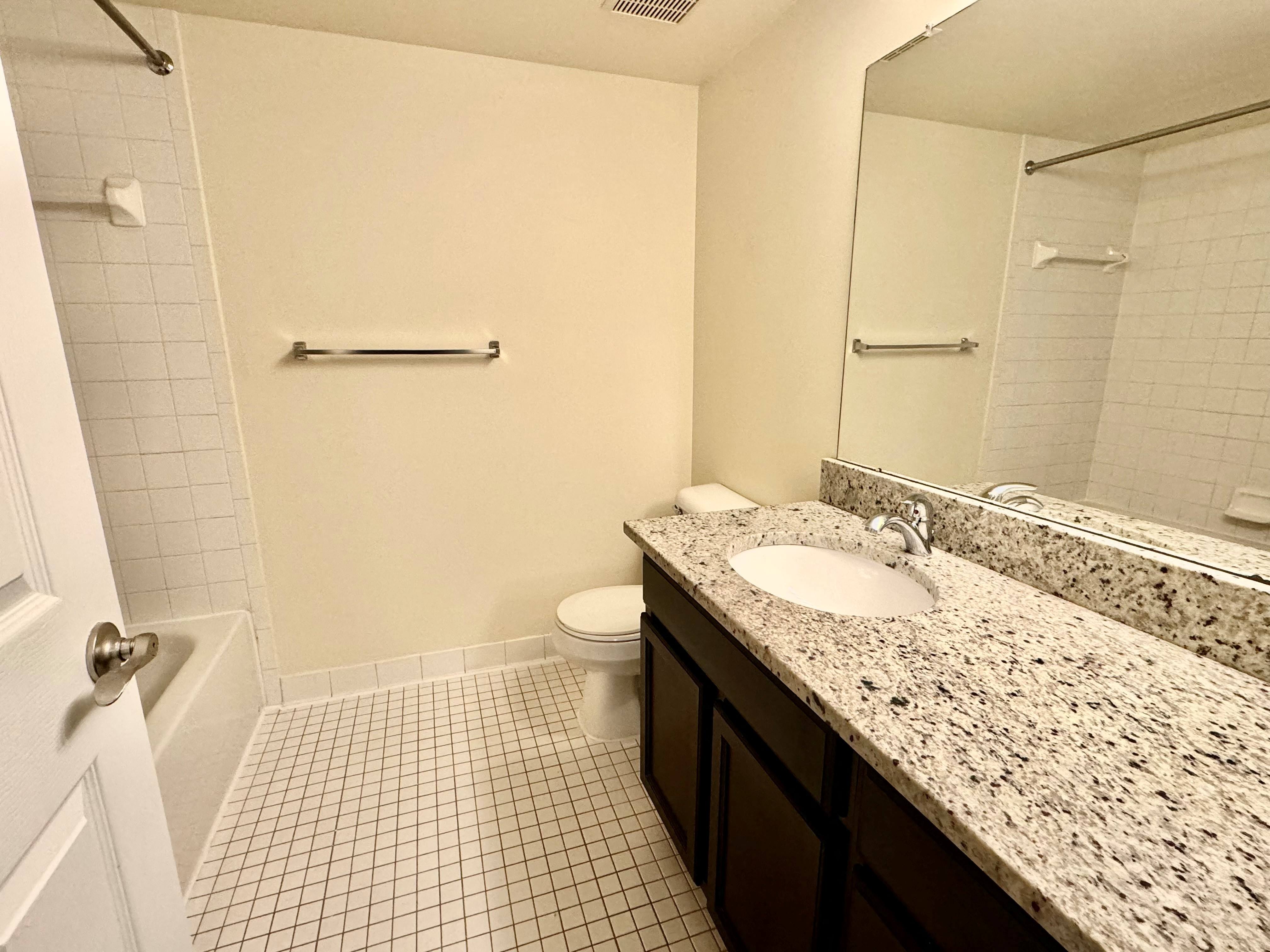 Lakeside Village Apartments Image 17