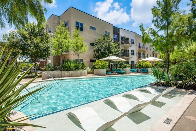 Yorktown Luxury Apartments Image 3