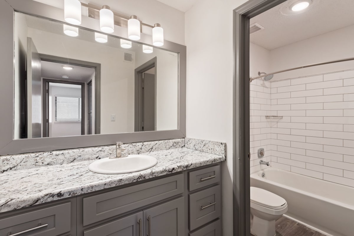 1900 Rosemont Image 19