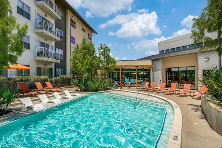 Yorktown Luxury Apartments Image 1