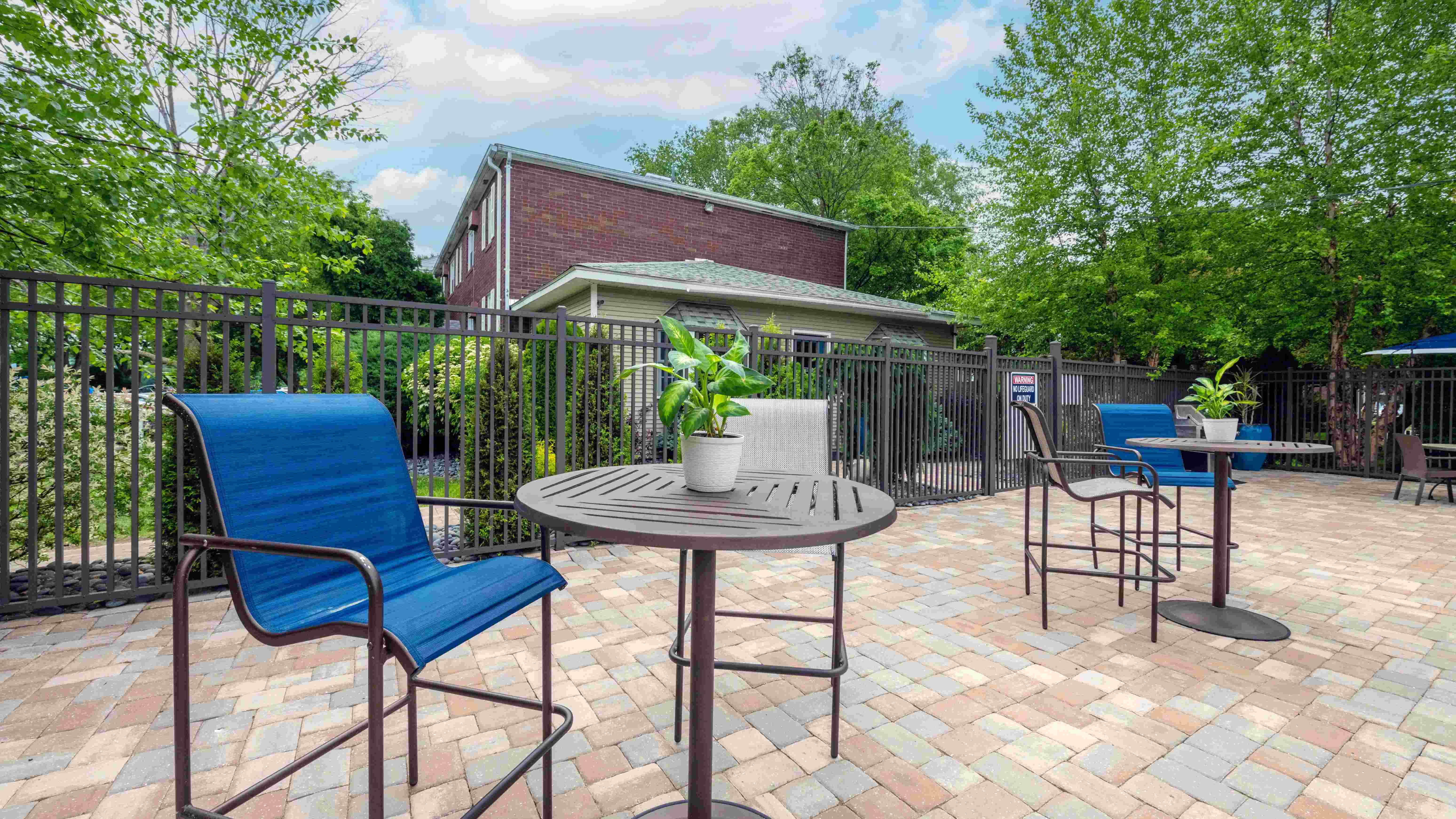 Savor a poolside feast with our abundance of table seating options and a convenient gas grill on the sundeck. 