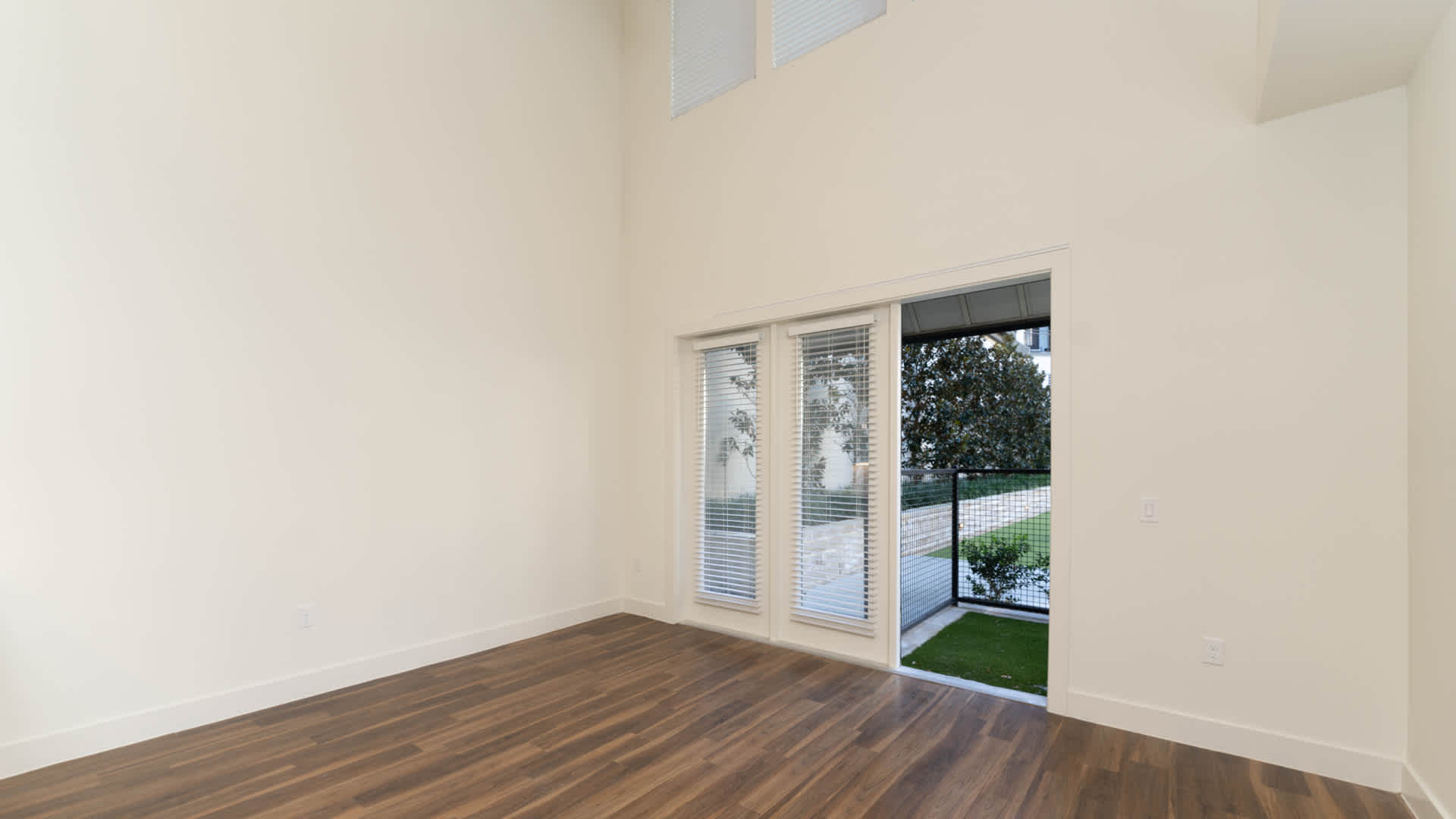 Olivian at the Realm Image 9