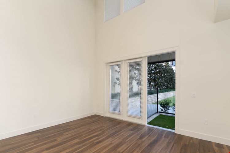 Olivian at the Realm Image 9