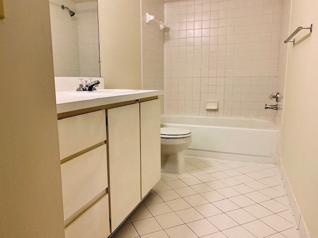 Lakeside Village Apartments Image 13