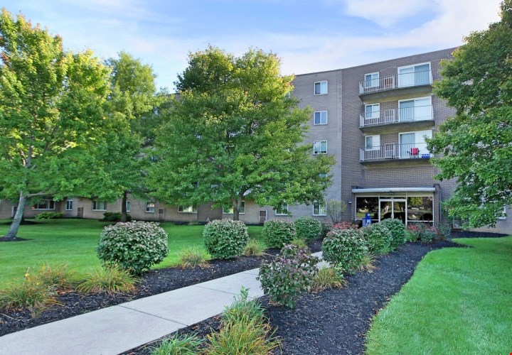 Peaks at Waters Edge Image 1