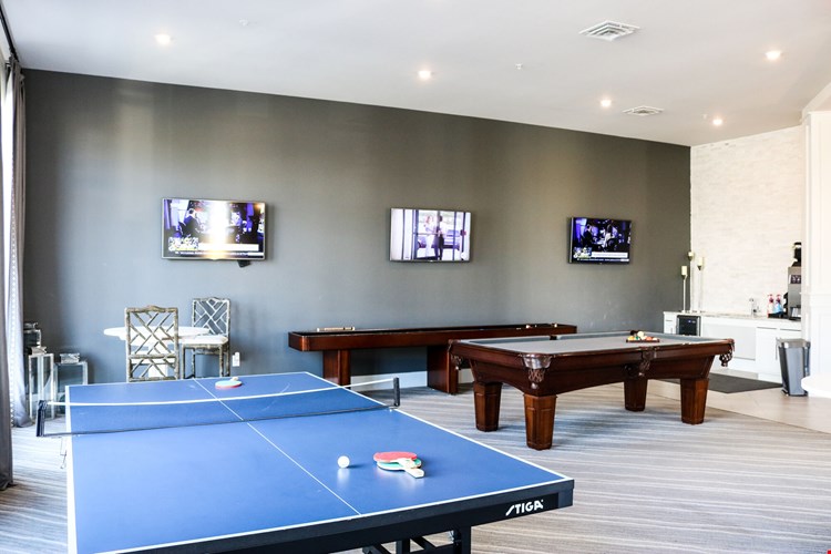 Holly Crest Image 17