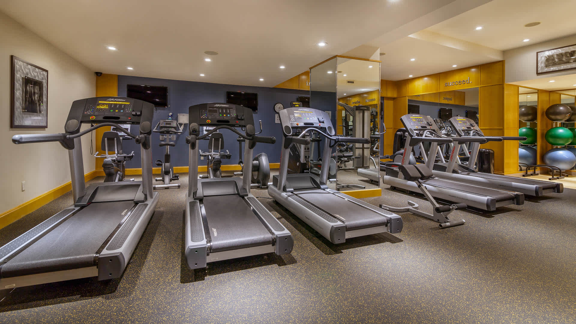 160 Riverside Boulevard Image 23