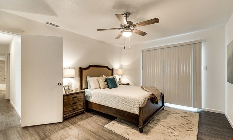 Shady Valley Square Image 5