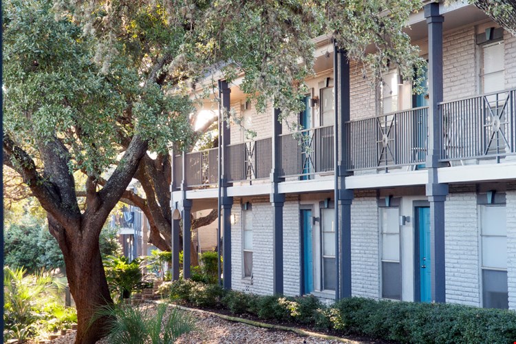 Breakers on the Lake Image 3