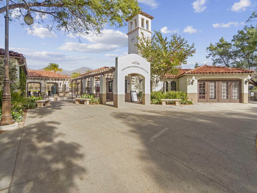 Access to Lago Santa Margarita Beach Club