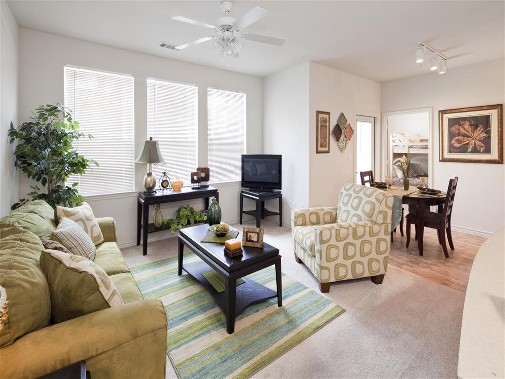 Encino Pointe Image 8