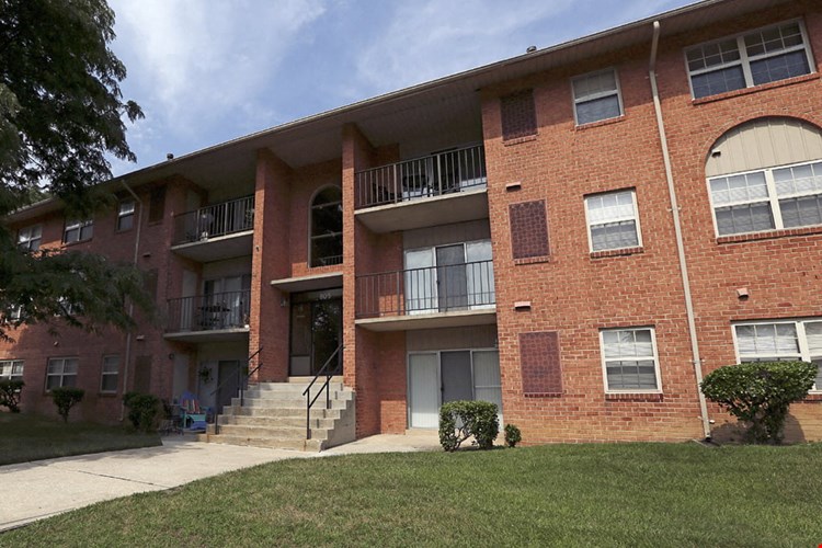 Seminary Roundtop Apartments front exterior