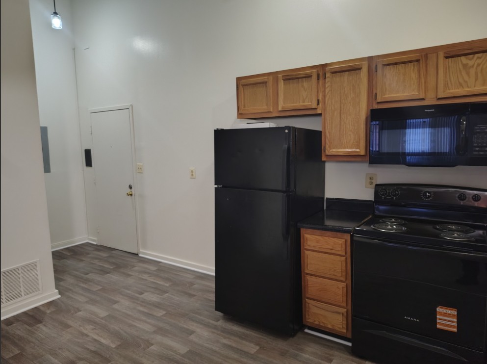 Marlboro Classic Apt & Redwood Square Image 20